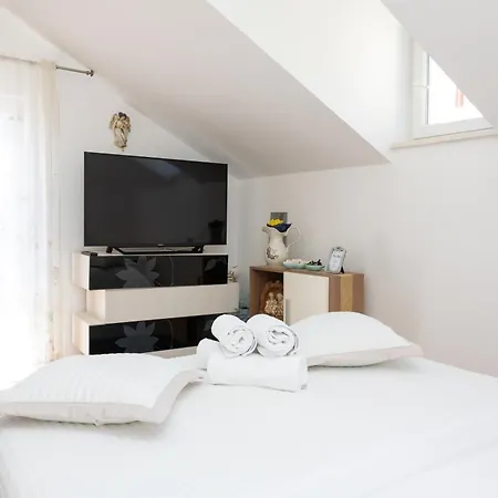 Dome Apartment Split